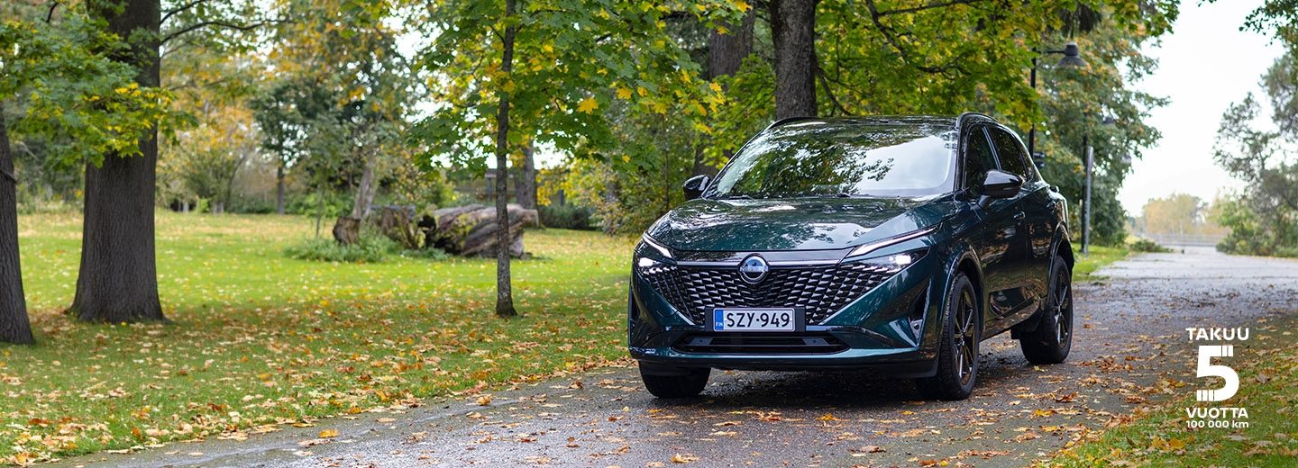 Nissan Qashqai syksyisessä puistossa