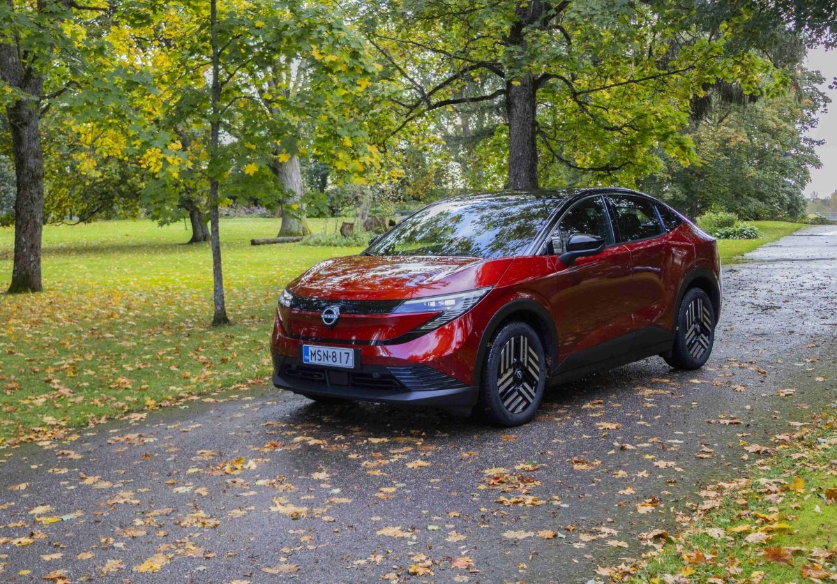 Nissan Leaf syksyisessä puistossa
