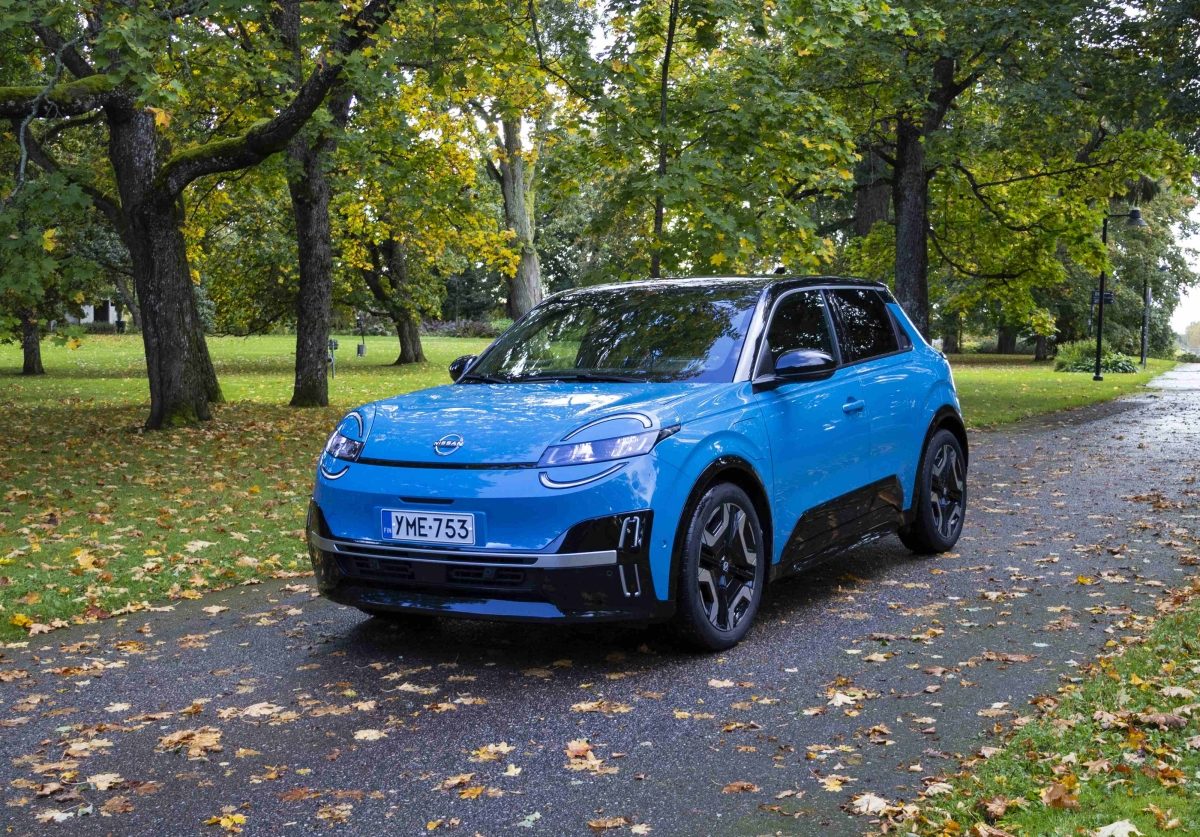 Nissan Micra syksyisessä puistossa