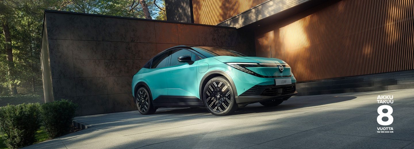 Nissan LEAF rakennuksen edessä
