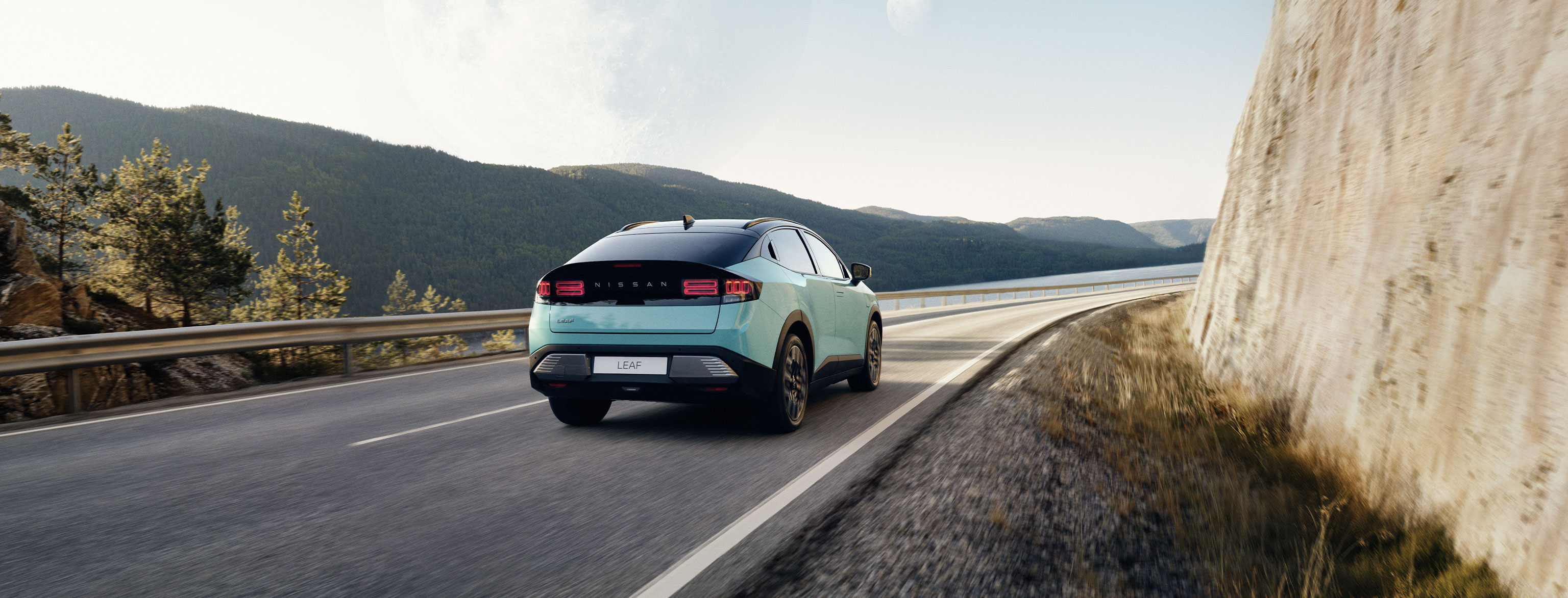 Nissan LEAF, vu arrière, sur une route de montagne