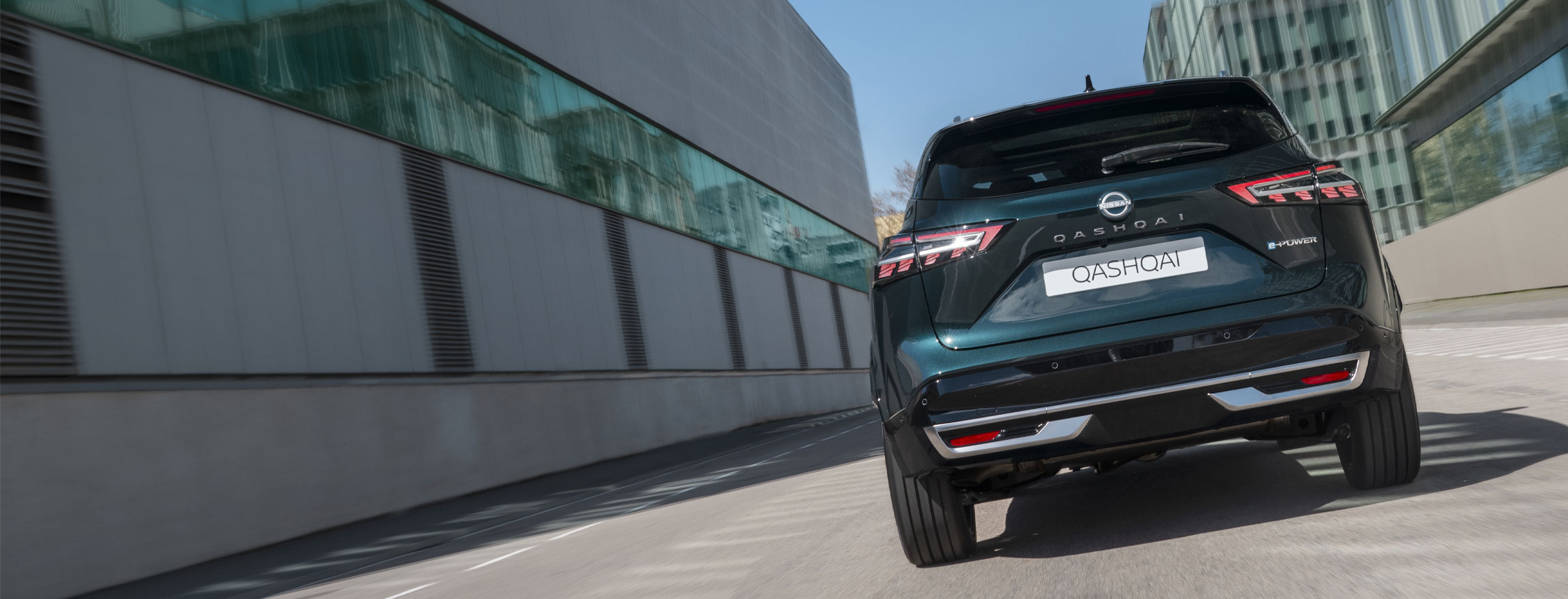 Nissan Qashqai e-POWER de 3/4 face sur une route