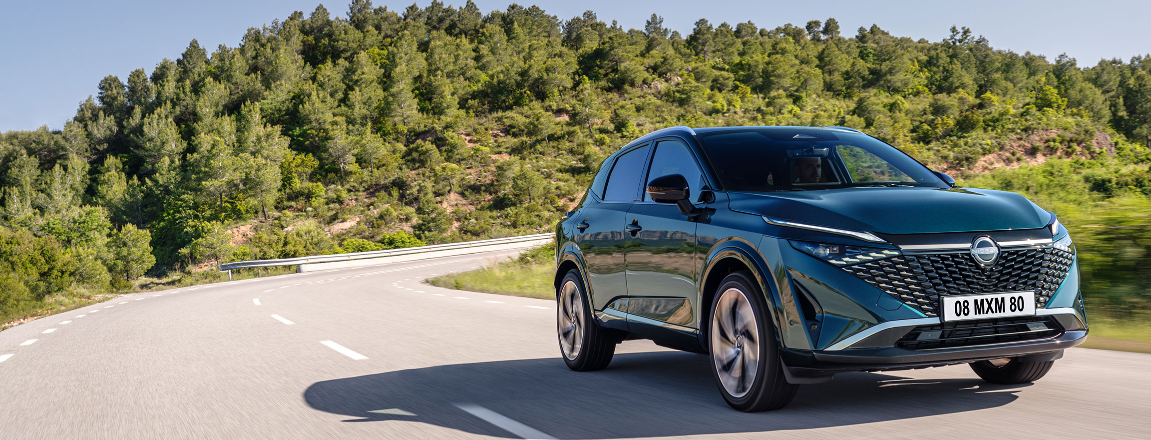 Nissan Qashqai e-POWER de 3/4 face sur une route