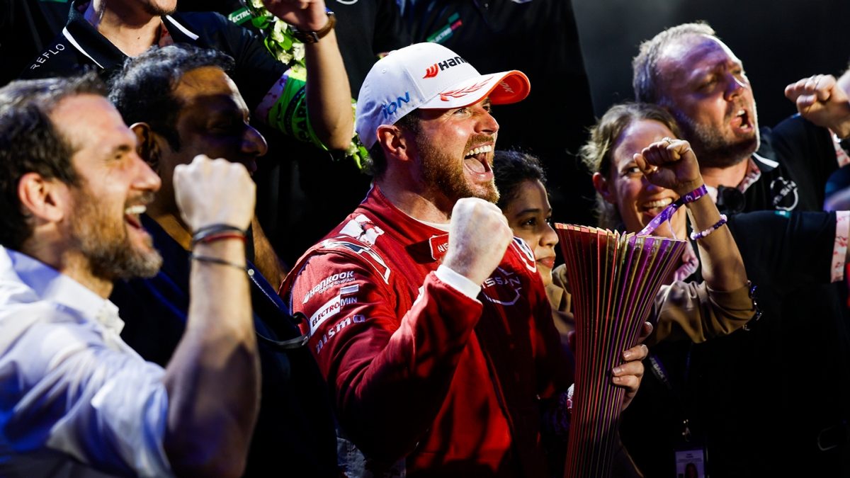 Oliver Rowland célébrant sa victoire, trophée en main.