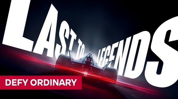 Oliver Rowland soulève la coupe de Champion du Monde de Formula-e