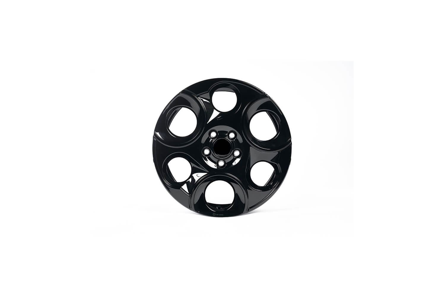 Original Nissan alufælg med moderne design monteret på en MICRA.