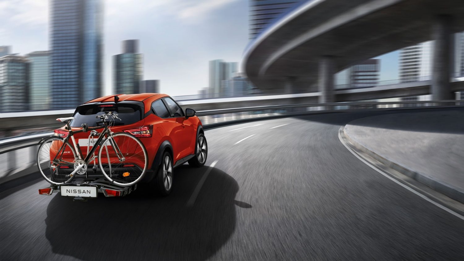Nissan Juke avec porte-vélos roulant en ville