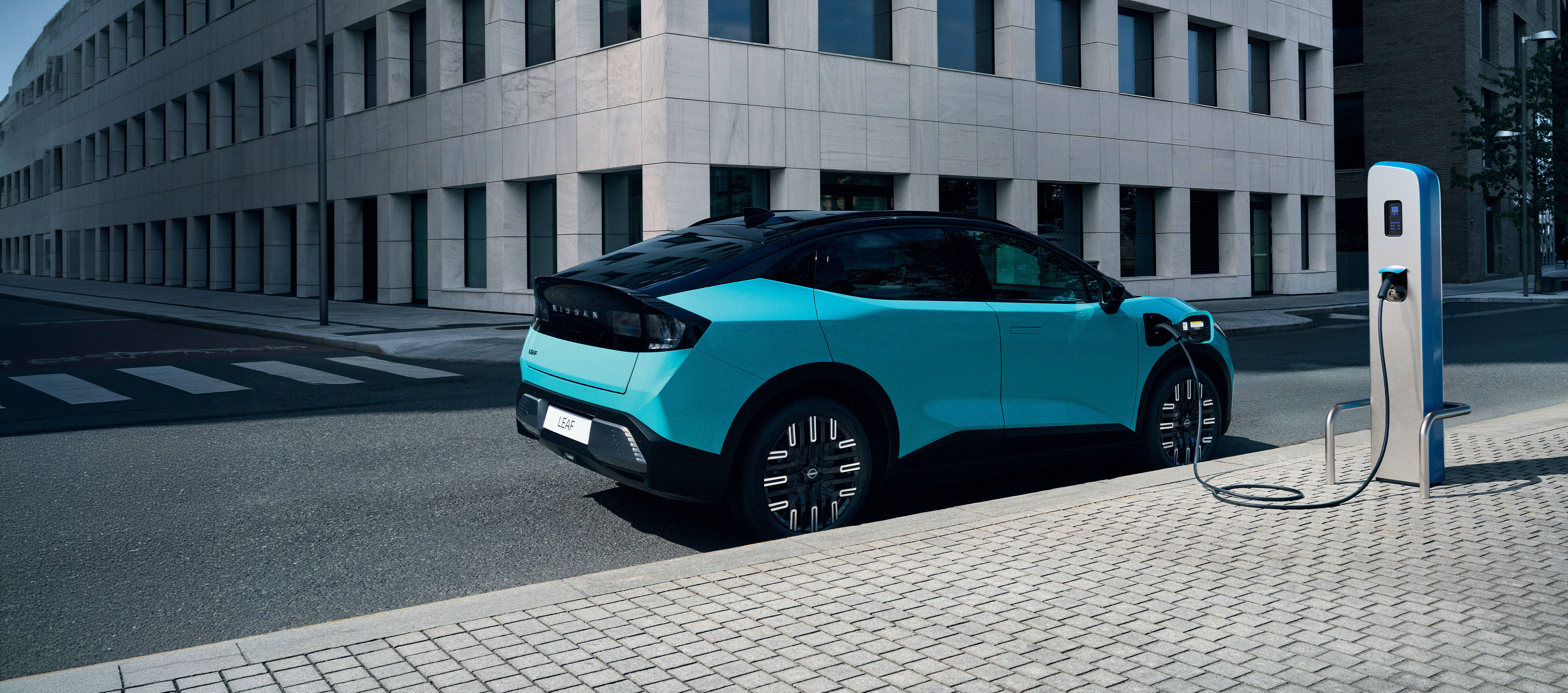 Nissan ARIYA de nuit en cours de recharge simple 