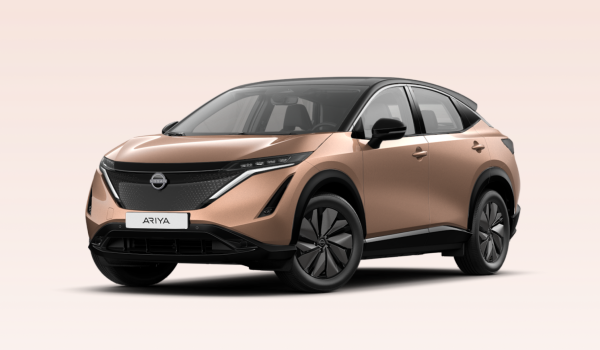 Le superbe Nissan ARIYA sur une route de montagne.
