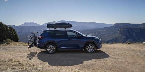 Des collaborateurs Nissan devant le X-Trail