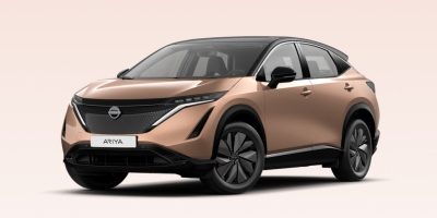 Nissan ARIYA elektrisk SUV i farven bronze. Bilen har en potentiel rækkevidde på 536 km og er udstyret med det intelligente e-4ORCE firehjulstræk.