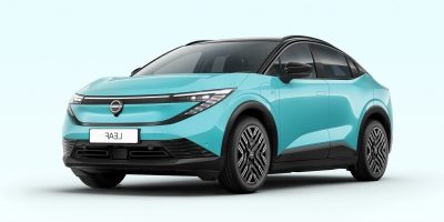 Nissan LEAF SUV (anden generation) elbil i farven hvid. Bilen fremhæver en potentiel rækkevidde på 622 km og den innovative e-PEDAL funktion.