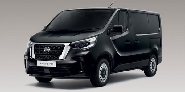 Nissan Primastar, le fourgon polyvalent, garé sur le front de mer