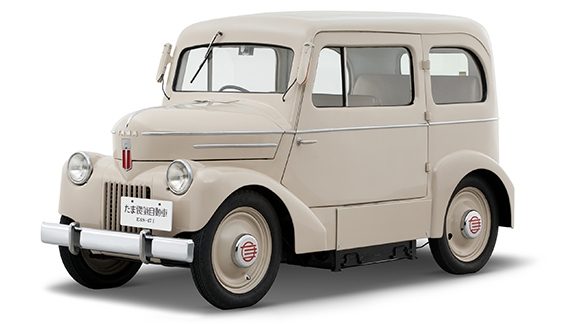TAMA elbil fra 1947 i historisk sort-hvid gengivelse. Billedet illustrerer Nissans tidlige innovation inden for elektriske køretøjer og 90 års historisk arv.