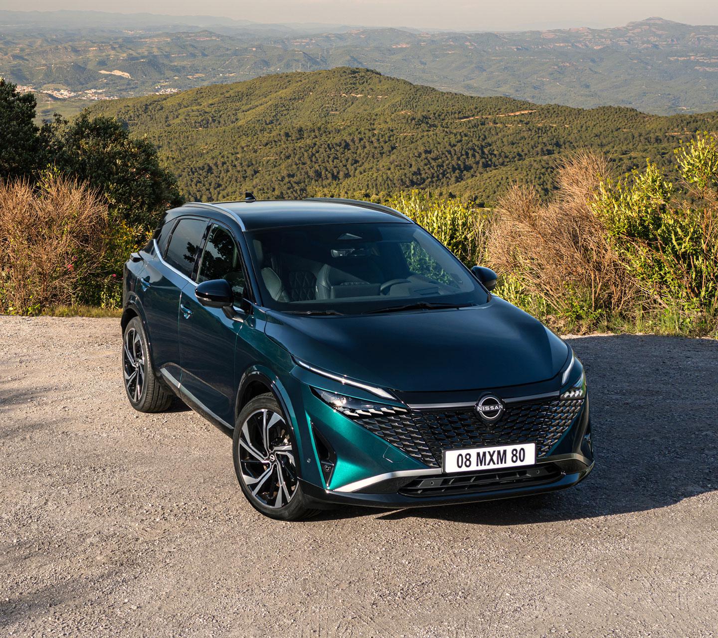 Nissan Qashqai garé en montagne