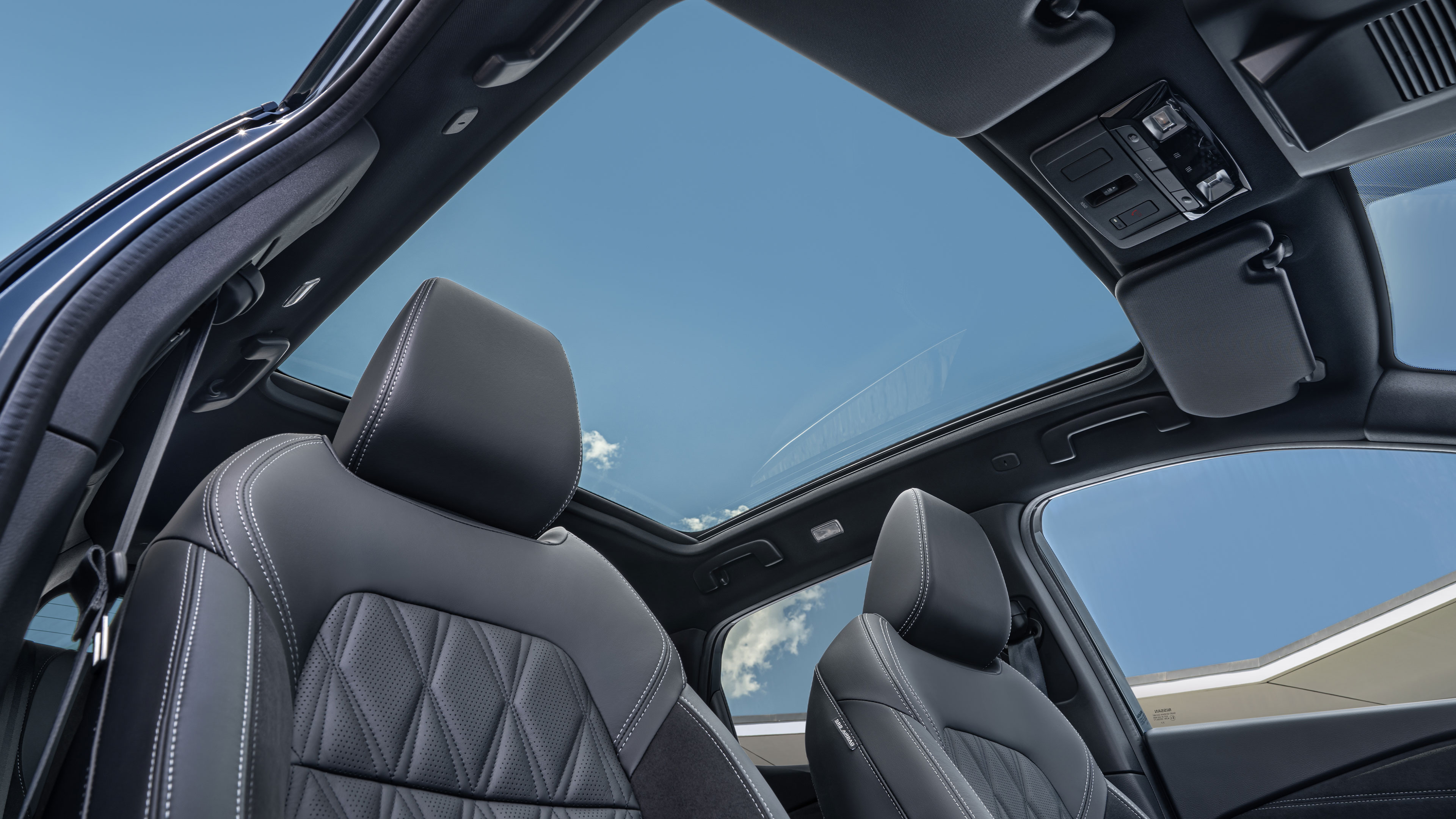 Vue intérieure du Nissan Qashqai e-POWER avec son toit panoramique