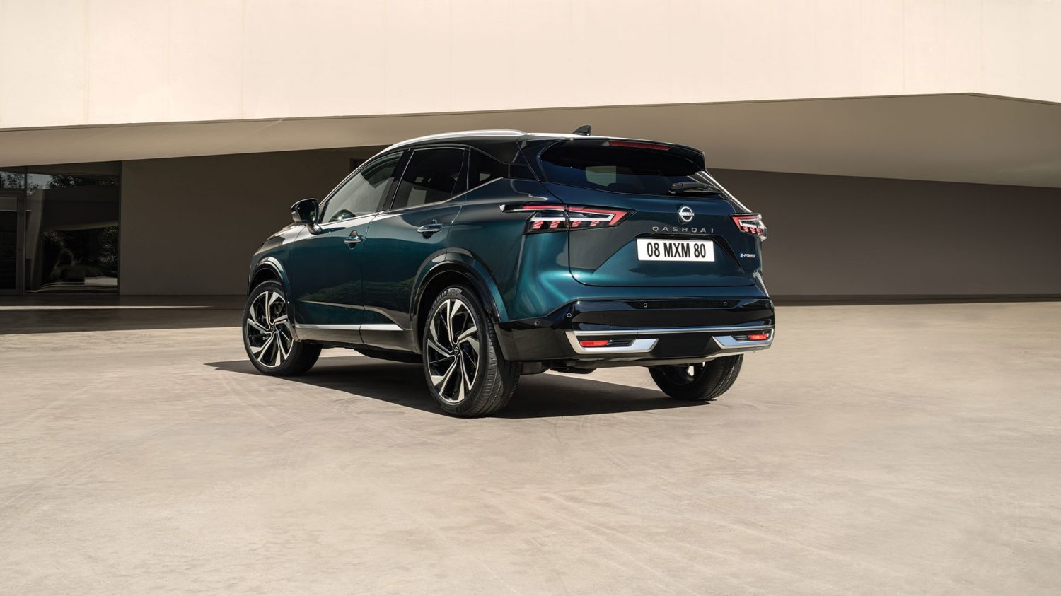 Nissan Qashqai e-POWER vue 3/4 statique arrière, devant un immeuble - SUV hybride