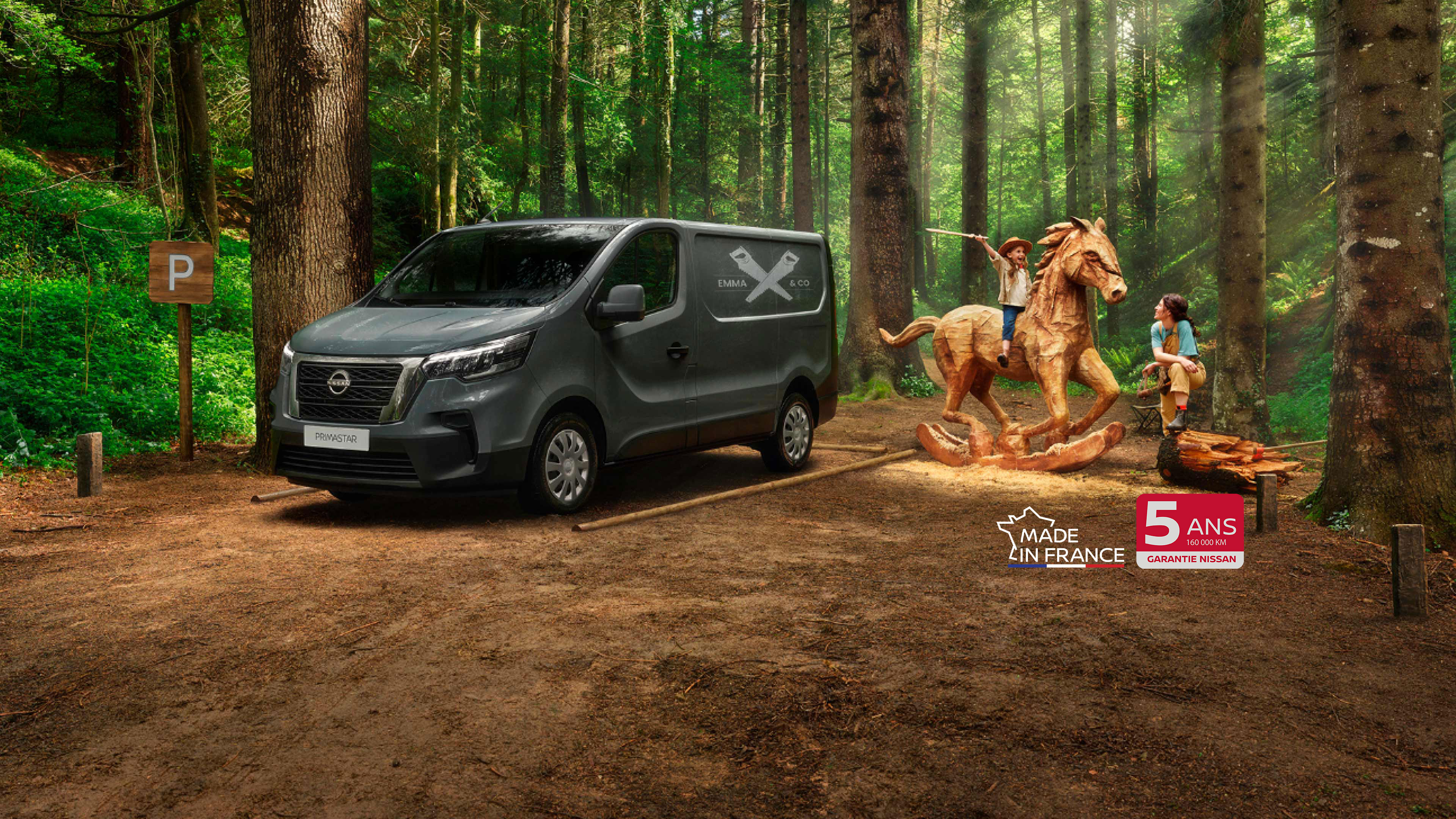 Nissan PRIMASTAR stationné en forêt vue 3/4 face, et famille jouant avec un cheval