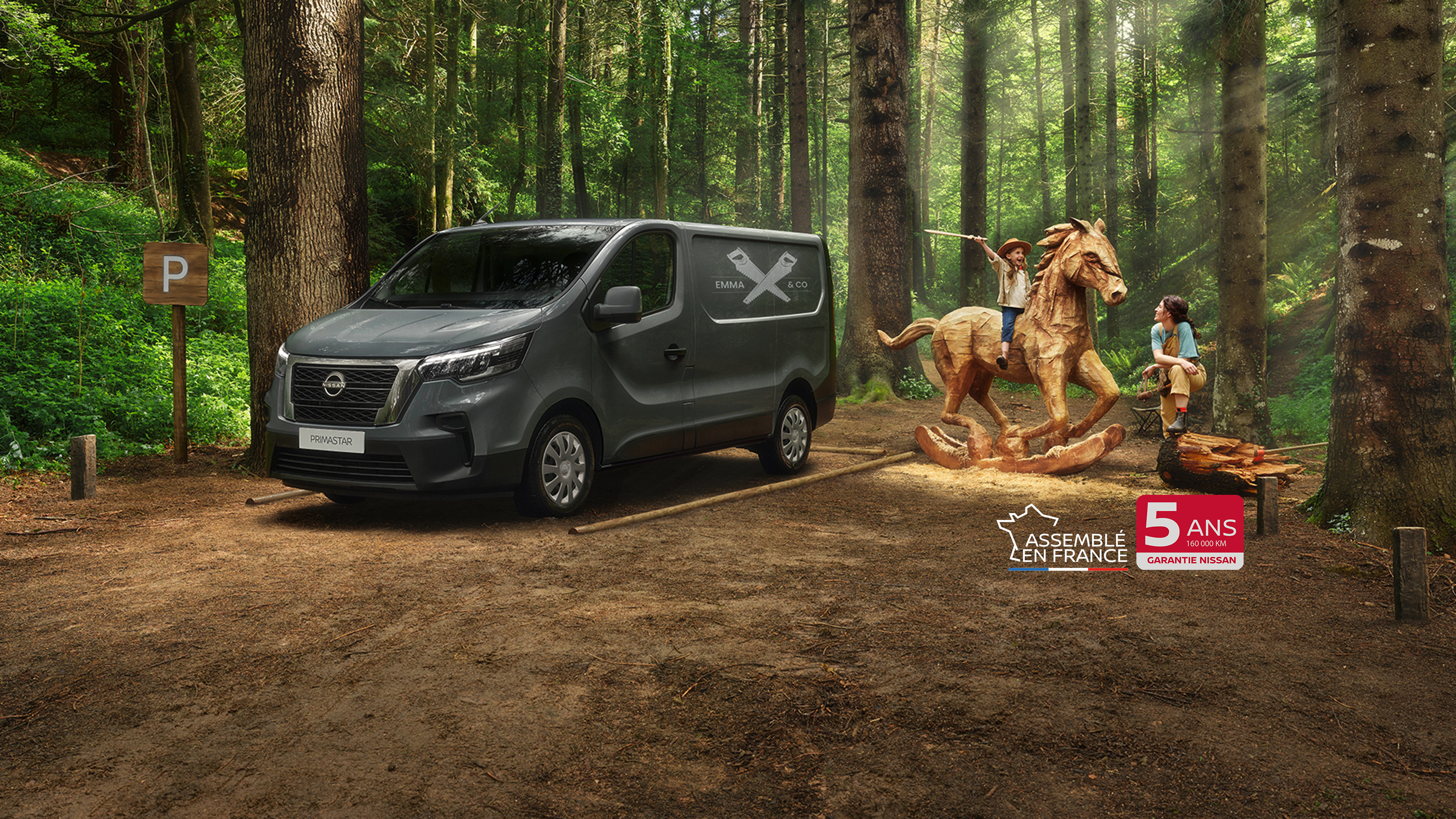 Nissan PRIMASTAR stationné en forêt vue 3/4 face, et famille jouant avec un cheval