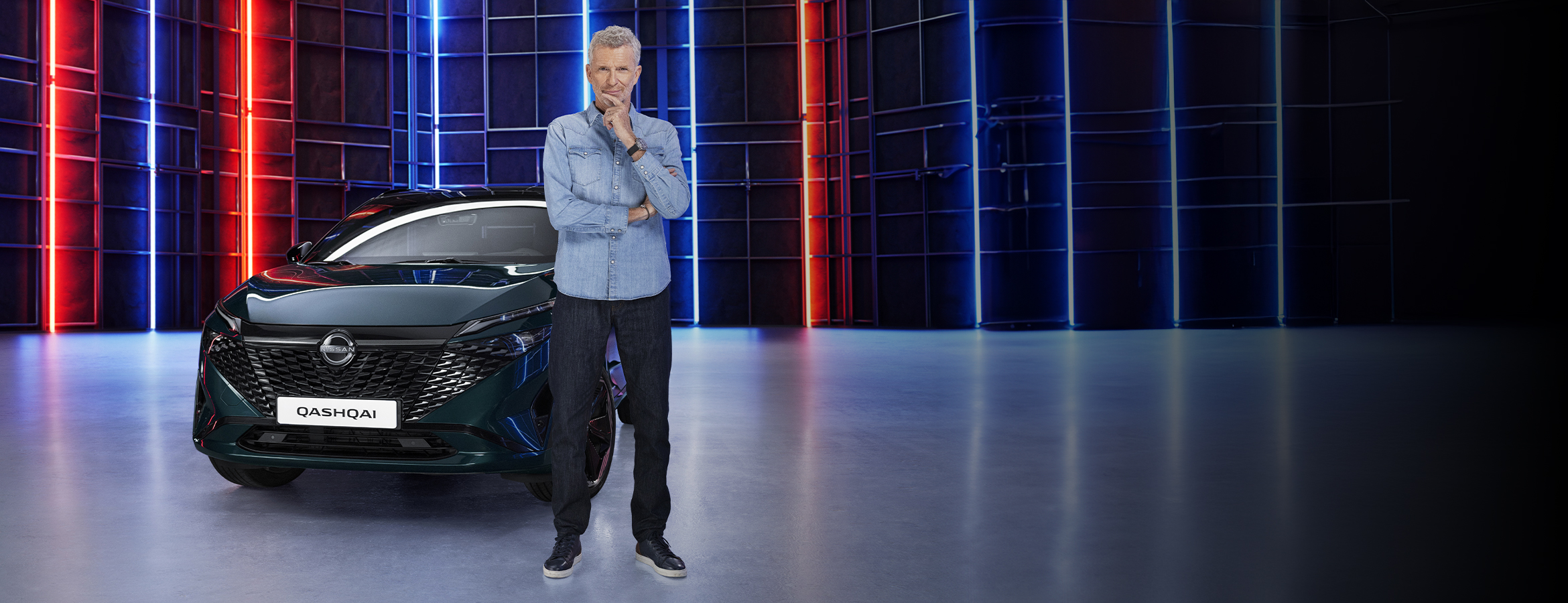 Denis Brogniart devant le Qashqai hybride e-POWER