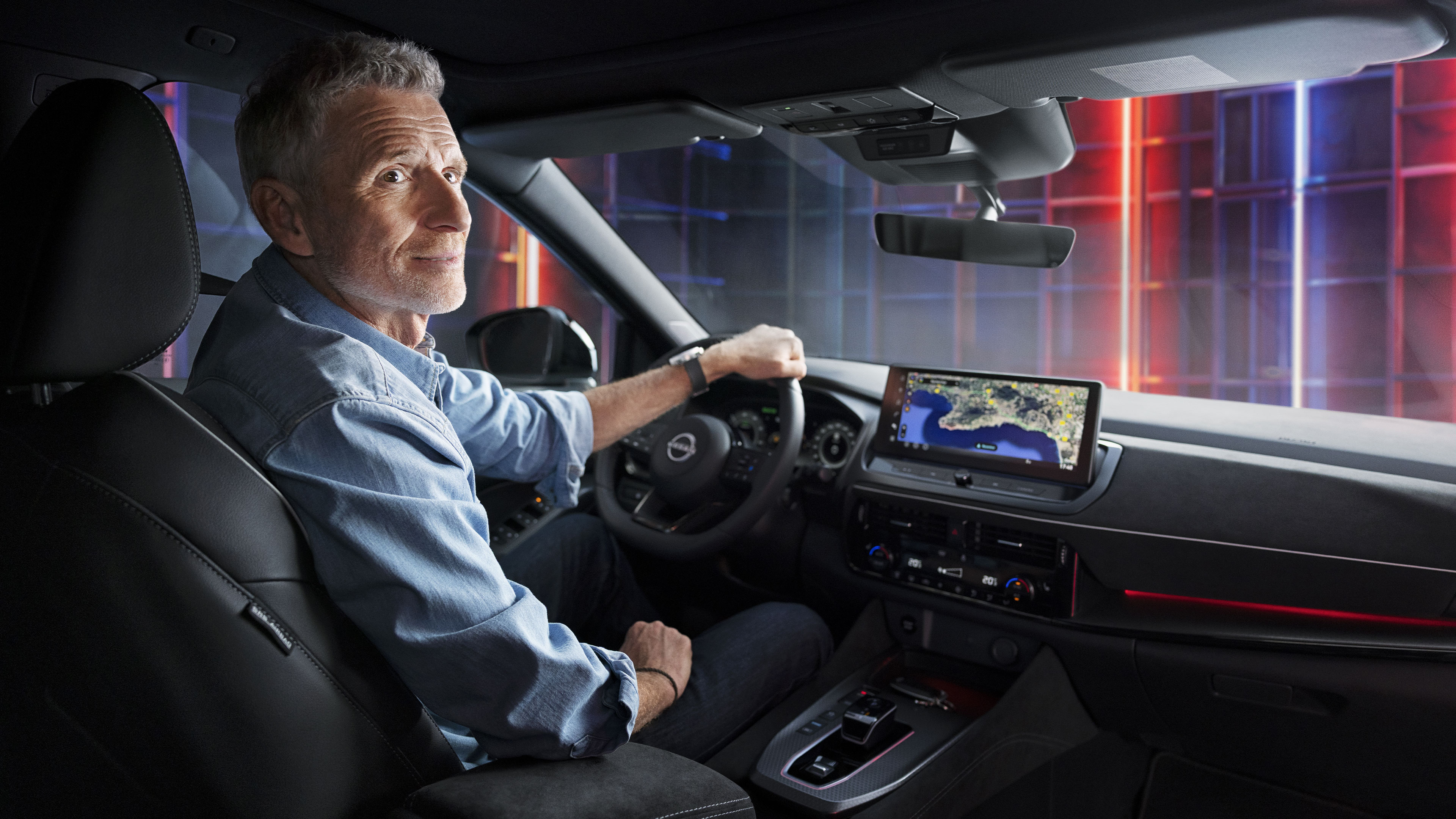 Denis Brogniart au volant du Qashqai hybride e-POWER