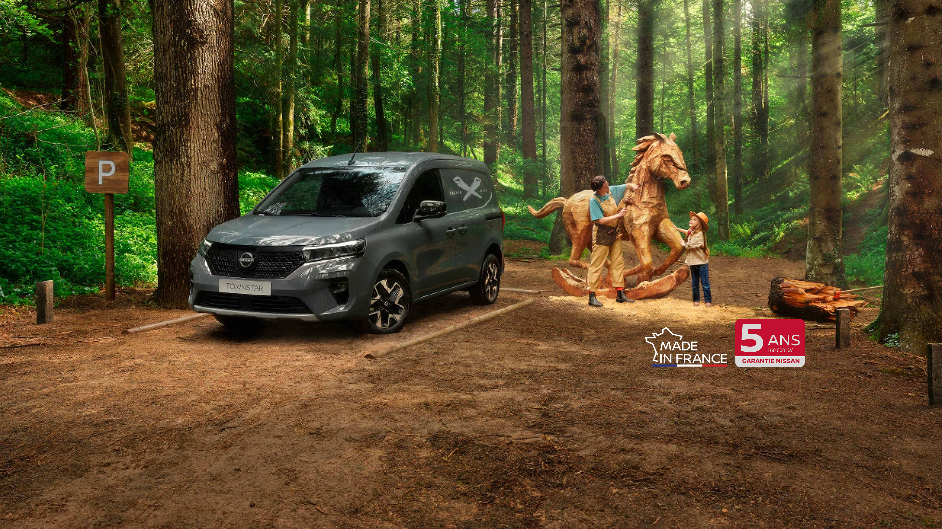 Nissan TOWNSTAR fourgon - vue de 3/4 face avec livreur s’éloignant du fourgon