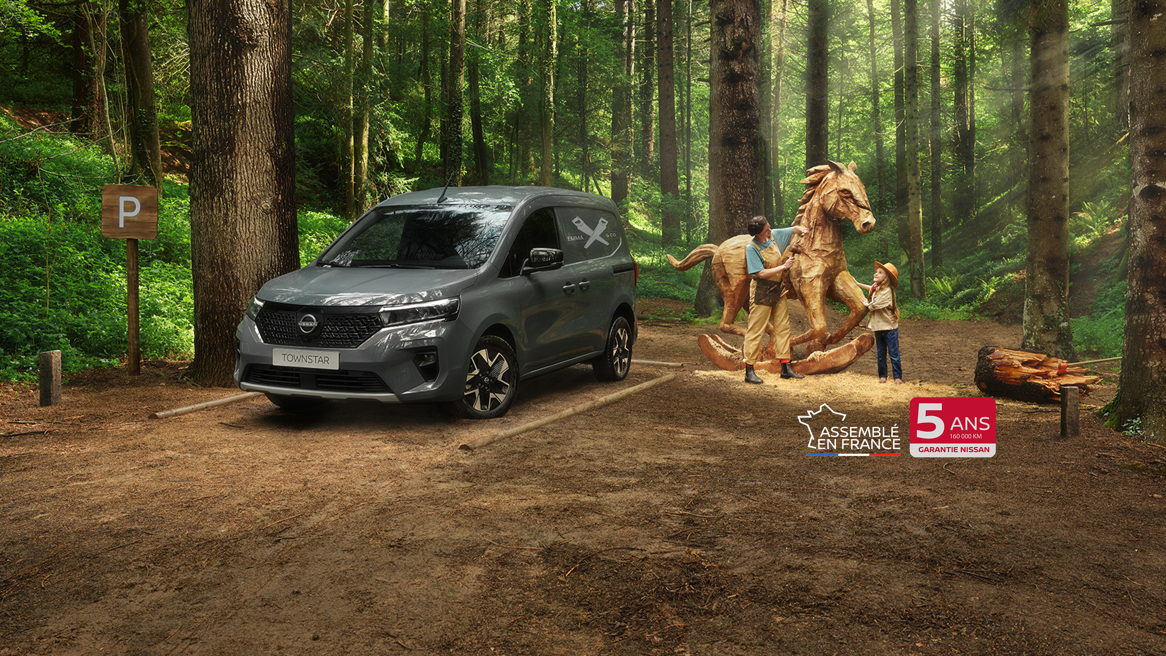 Nissan TOWNSTAR fourgon - vue de 3/4 face avec livreur s’éloignant du fourgon