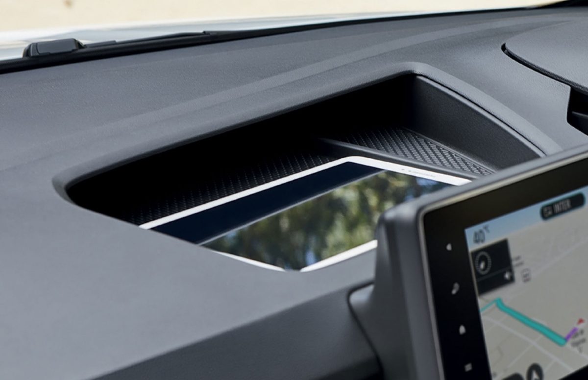 Nissan TOWNSTAR fourgon : gros plan sur l’espace de rangement A4 du tableau de bord