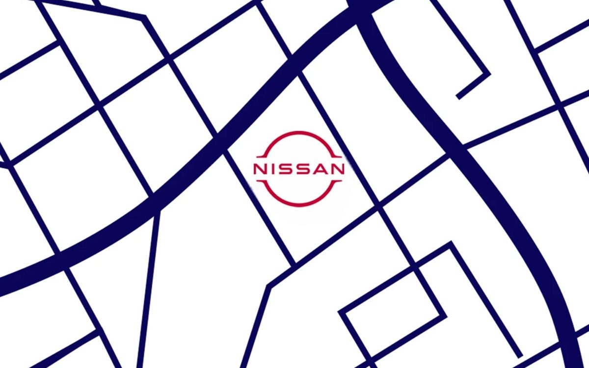 Nissan Van line-up: Nissan Interstar interior view of TFT showing map & live traffic screen