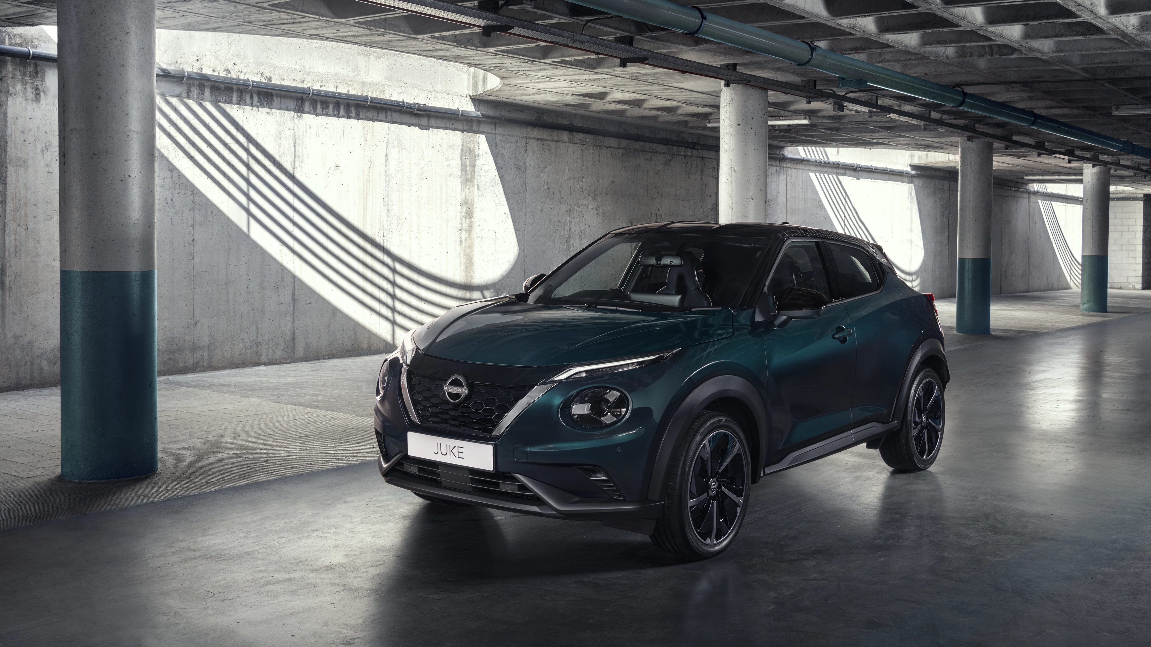 Nissan Juke parked outside shop front