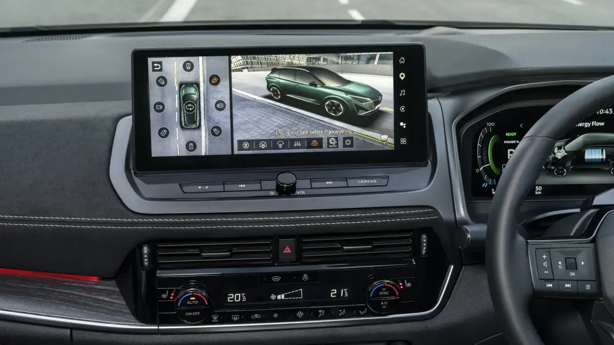 nissan qashqai infotainment system demonstrating parking assists