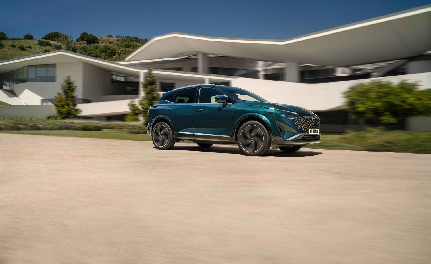 Nissan QASHQAI e-Power rijdend op een brug - Hybride SUV