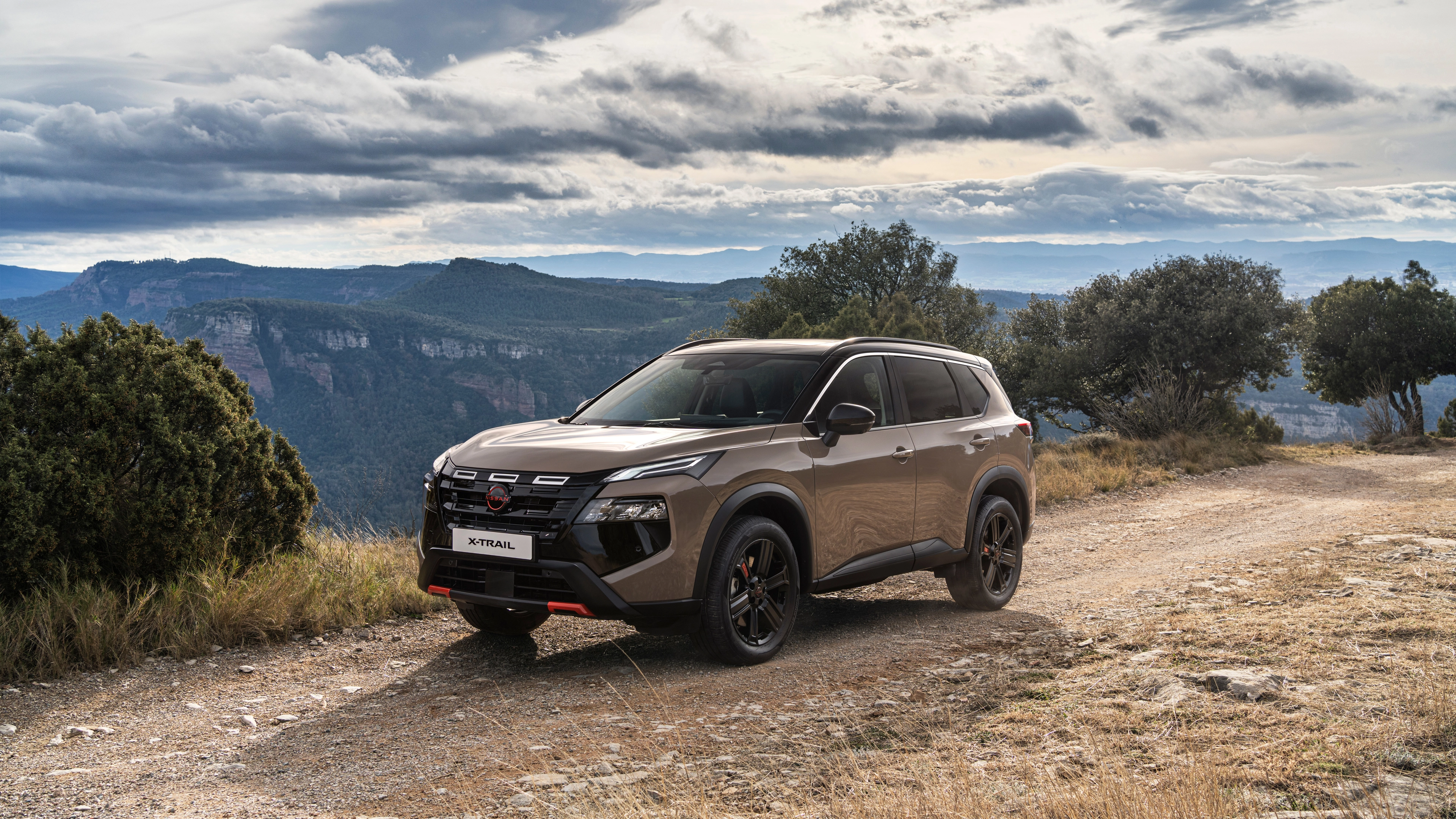 Nissan X-Trail front static view in front of house