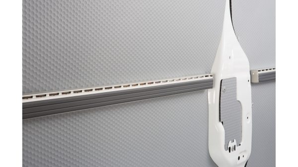 CONVERSIONS DU NISSAN NV300 - FINITION DES CÔTÉS ET RAIL D’ARRIMAGE