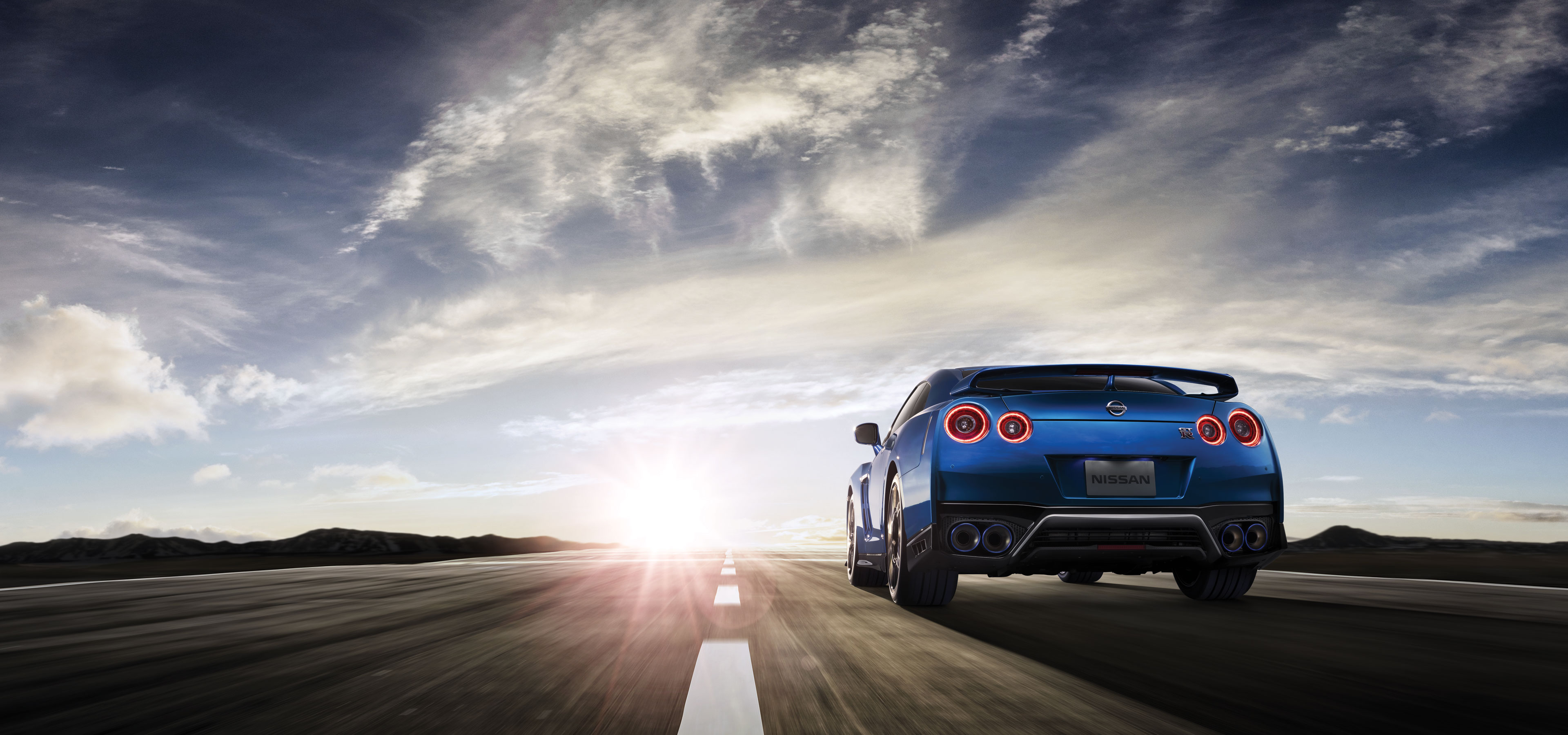 Nissan GT-R sur la route