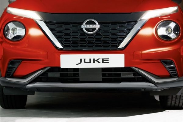 Nissan Juke lame de pare-choc avant argentée