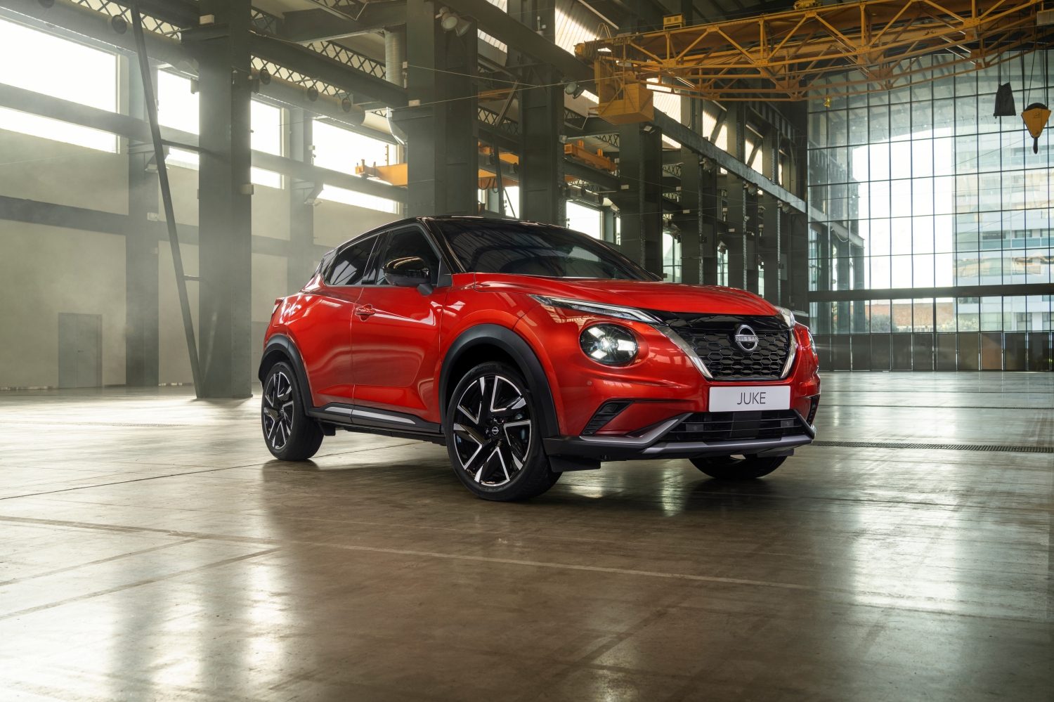 Vue 3/4 de dessus du Nissan Juke stationné avec les passagers se dirigeant vers la voiture