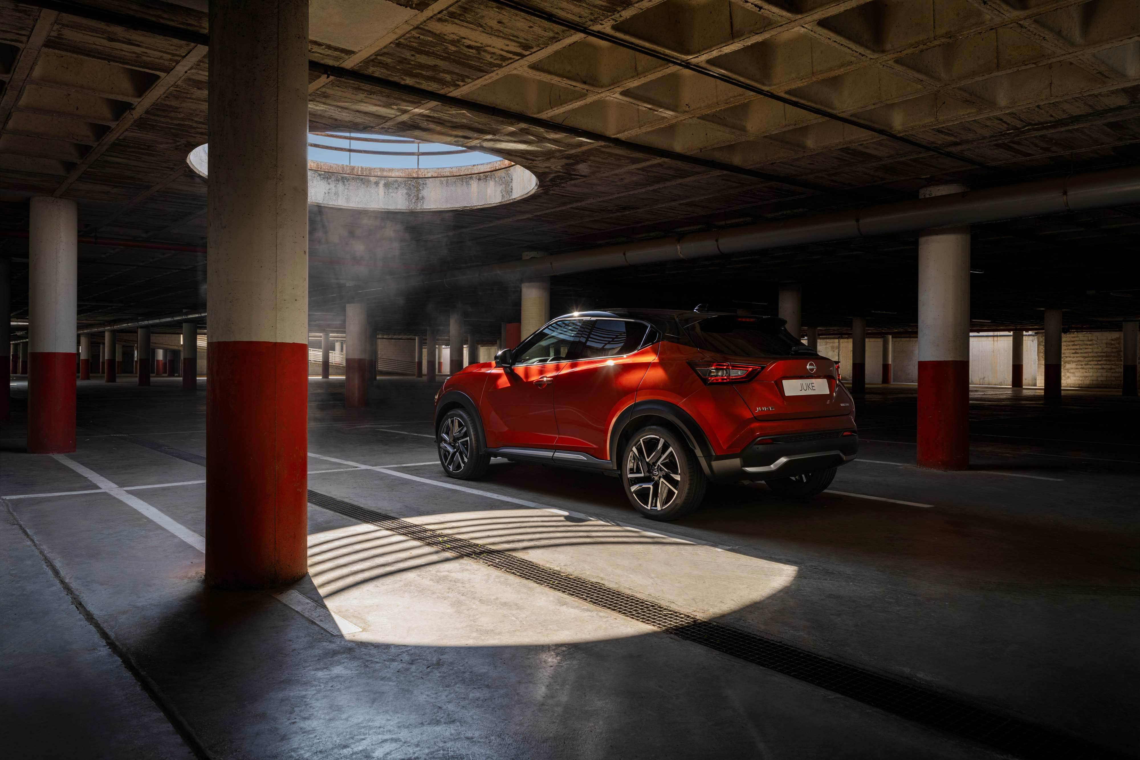Nissan Juke vue statique 3/4 face devant un entrepôt