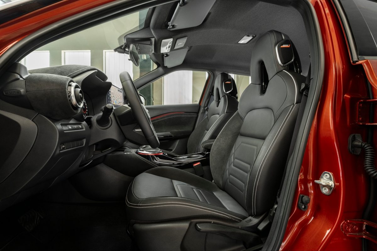Nissan Juke vue de l’habitacle avec un homme et une femme