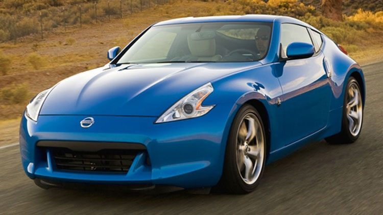 מבט מלפנים על Nissan 370Z בצבע כחול