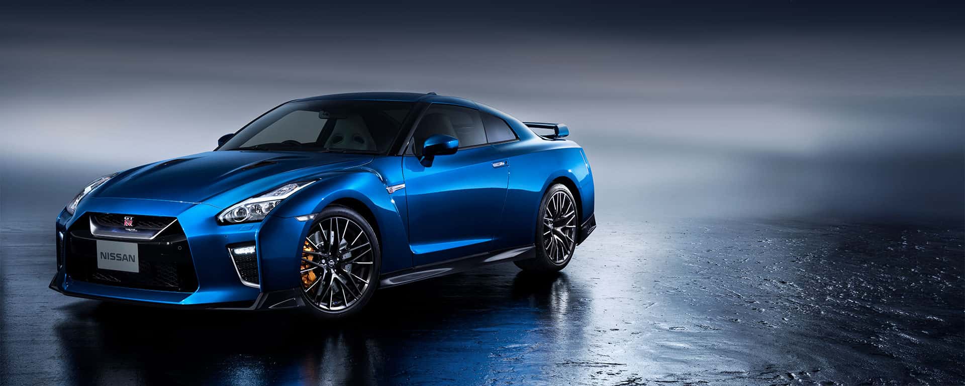 מבט מלפנים על ניסאן GT-R