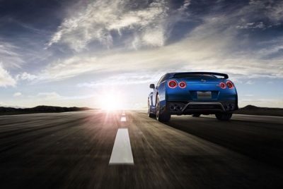 מבט מאחור על ניסאן GT R כחולה בנסיעה בכביש מהיר