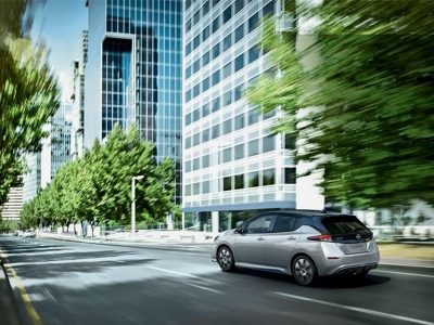 מבט מאחור על ניסאן ליף בנסיעה בעיר