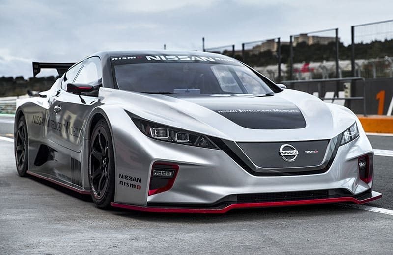 מבט מלפנים על דגם הספורט ניסאן ליף Nismo RC