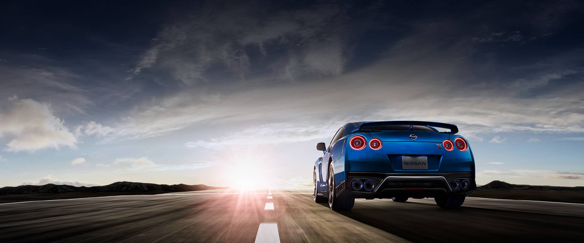 מבט מאחור על ניסאן GT-R על מסלול המירוצים