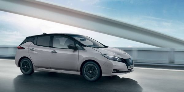 מבט מהצד על ניסאן ליף בנסיעה על גשר