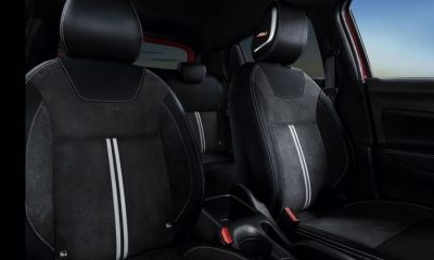 מבט מקרוב על ריפוד המושבים הקדמיים של ניסאן מיקרה