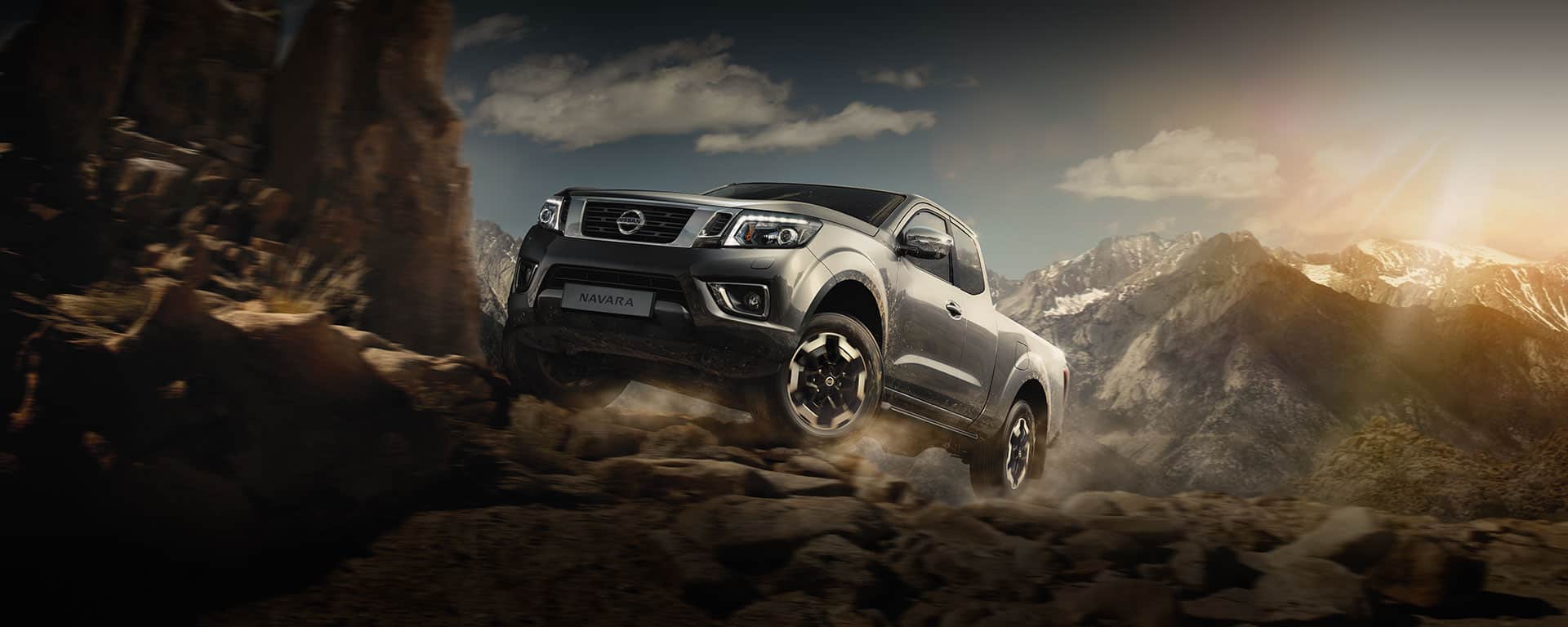 מבט מלפנים על רכב עבודה ניסאן נבארה בשטח הררי