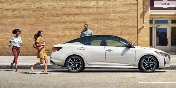 אנשים רצים לעבר מכונית ניסאן סנטרה