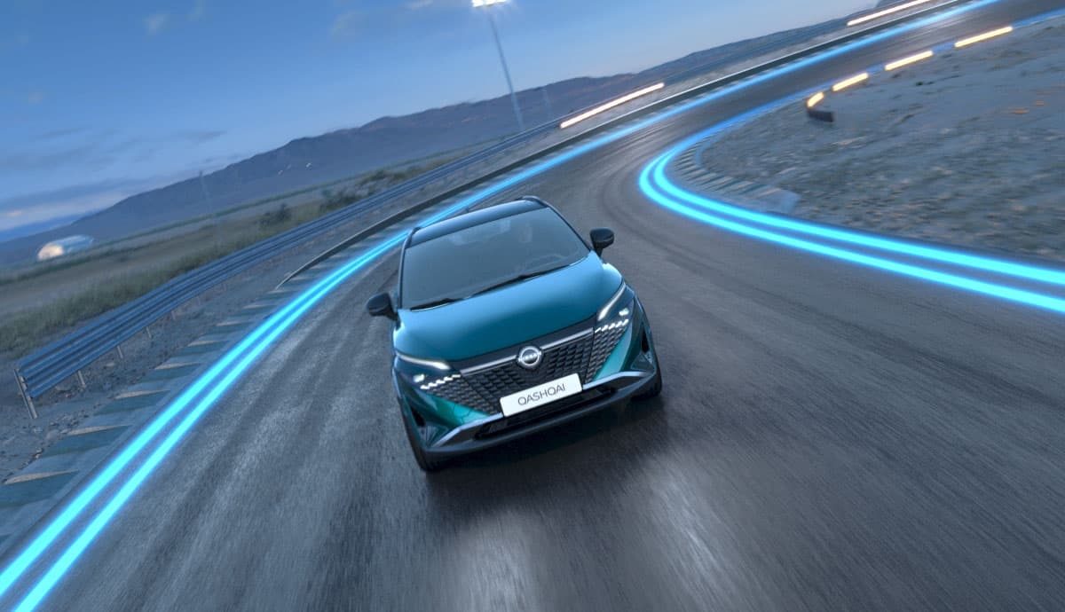 ניסאן קשקאי היברידית בנסיעה בכביש פתוח